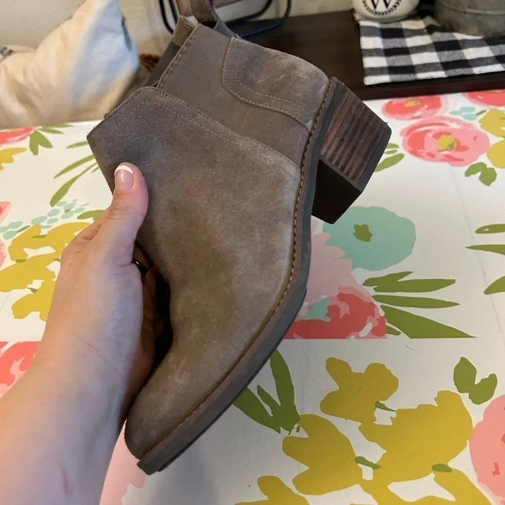 Me Too woman's Taupe SuedeZarits size 8.5 leather upper ankle heeled boots